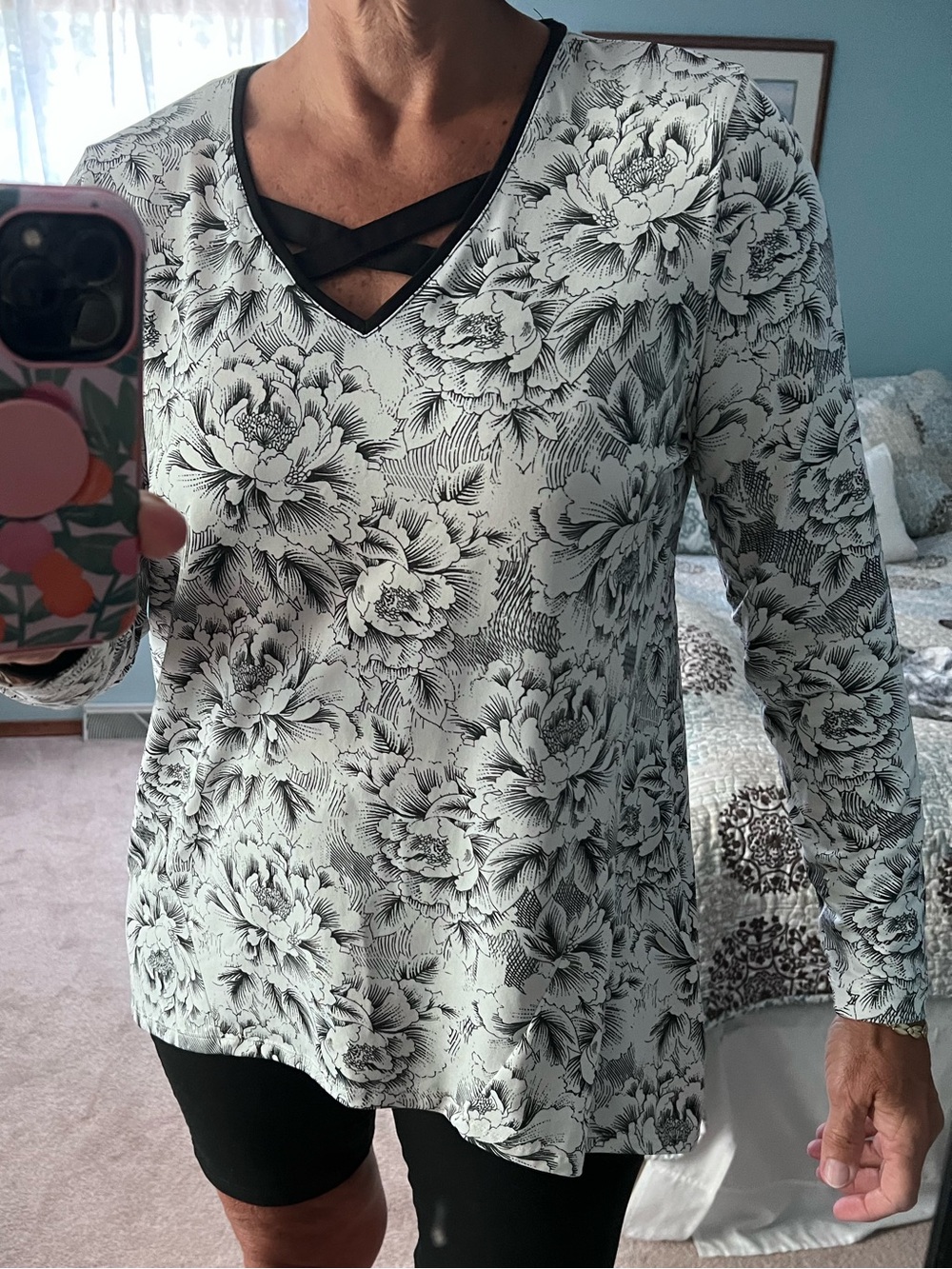 Emaline Women's Black & White Floral V-Neck Top size PL
